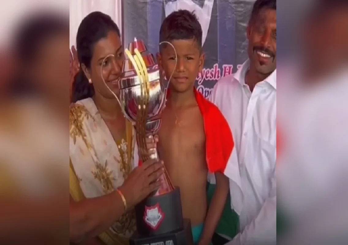 17 ಕಿ.ಮೀ ದೂರವನ್ನು 4 ಗಂಟೆ 49 ನಿಮಿಷಗಳಲ್ಲಿ ಈಜುವ ಮೂಲಕ ಇತಿಹಾಸ ನಿರ್ಮಿಸಿದ ಮಹಾರಾಷ್ಟ್ರದ 6 ವರ್ಷದ ಬಾಲಕ ಮಾನಸ್ ಪಾಟೀಲ್ - News Karnataka