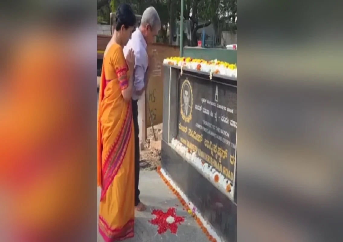ವೀರ ಯೋಧ ಸಂದೀಪ್ ಉನ್ನಿಕೃಷ್ಣನ್ ಜನ್ಮದಿನ; ಯಲಹಂಕದಲ್ಲಿ ಪ್ರತಿಮೆಗೆ ಪುಷ್ಪನಮನ ಸಲ್ಲಿಸಿದ ಪೋಷಕರು - News Karnataka