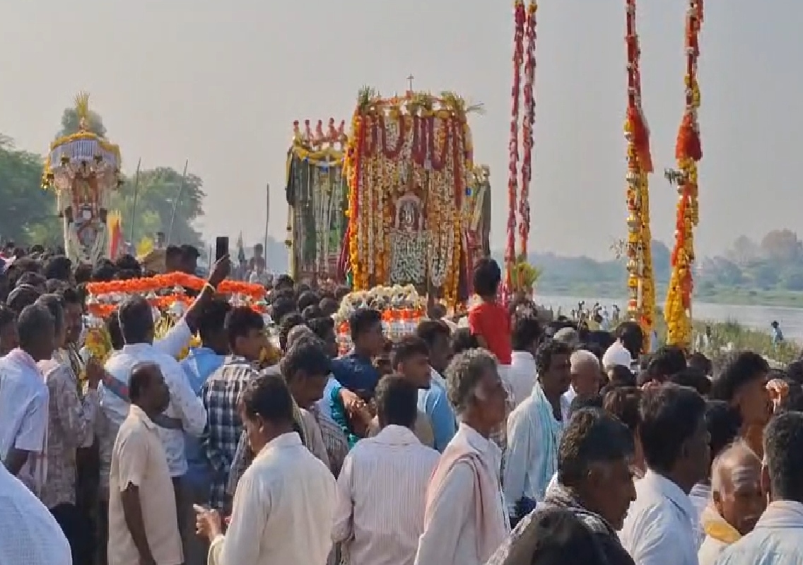 ತ್ರಿವೇಣಿ ಸಂಗಮದಲ್ಲಿ ಯುಗಾದಿ ಸಂಭ್ರಮ; ಪುಣ್ಯಸ್ನಾನ ಮಾಡಿ ಪುನೀತರಾದ ಸಾವಿರಾರು ಭಕ್ತರು - News Karnataka