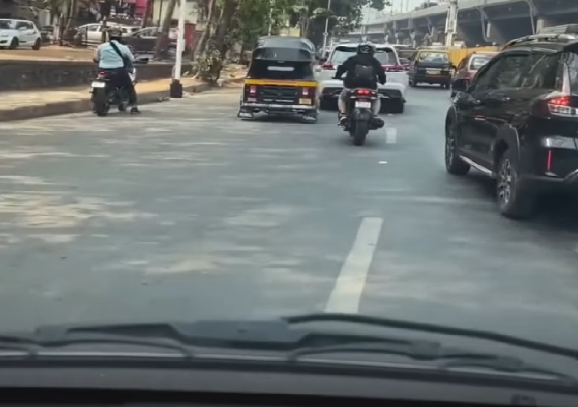 ಮುಂಬೈನಲ್ಲಿ ಟ್ರಾಫಿಕ್ನಲ್ಲಿ ಸಿಲುಕಿಕೊಂಡ ಆಂಬ್ಯುಲೆನ್ಸ್; ಮಾನವೀಯತೆ ಮೆರೆದ ಬೈಕ್ ಸವಾರ - News Karnataka
