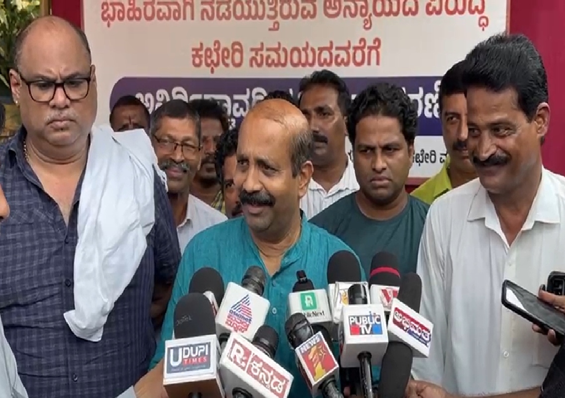 ಮಾಜಿ ಶಾಸಕ ರಘುಪತಿ ಧರಣಿಗೆ ಮಣಿದ ನಗರಾಭಿವೃದ್ಧಿ ಪ್ರಾಧಿಕಾರ; ಸಿಂಗಲ್ ಲೇಔಟ್ ಗೆ ಅನುಮತಿ ಪತ್ರ ಹಸ್ತಾಂತರ - News Karnataka