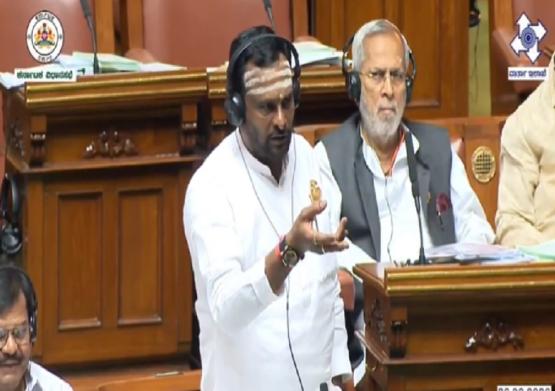 "ಸಾಮಾನ್ಯರು ಕೂರುವ ಕಡೆ ನಮಗೊಂದು ಟಿಕೆಟ್ ಕೊಡ್ತಾರಾ?": ಶಾಸಕ ವಿಜಯಾನಂದ ಕಾಶಪ್ಪನವರ ಮಾತು ವೈರಲ್! - News Karnataka