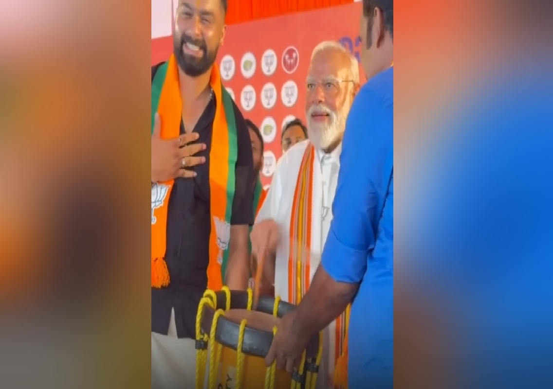 ಪಾಲಕ್ಕಾಡ್ನಲ್ಲಿ ಪ್ರಧಾನಿ ಮೋದಿ ಕೇರಳದ ಸಾಂಪ್ರದಾಯಿಕ ‘ಚೆಂಡೆ' ಬಾರಿಸಿ ಚುನಾವಣಾ ಪ್ರಚಾರಕ್ಕೆ ಚಾಲನೆ! - News Karnataka