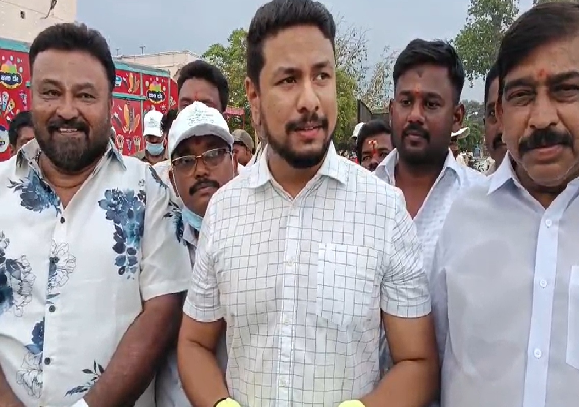 ನಂಜನಗೂಡು ದೊಡ್ಡಜಾತ್ರೆಯಲ್ಲಿ ಕಸದ ರಾಶಿ, ಸ್ವಚ್ಛತೆಗೆ ಇಳಿದ ಶಾಸಕ ದರ್ಶನ್ ಧ್ರುವ ನಾರಾಯಣ್! - News Karnataka