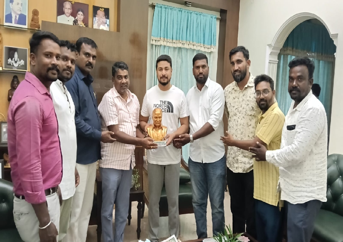 ದಿ. ಆರ್.ಧ್ರುವನಾರಾಯಣ್ ರವರ ಪುತ್ಥಳಿ ನೀಡಿದ ಅಭಿಮಾನಿಗಳು - News Karnataka