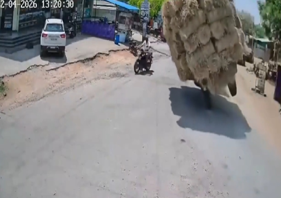 ಹುಲ್ಲು ತುಂಬಿದ ಟ್ರ್ಯಾಕ್ಟರ್, ಬೈಕ್ ಸವಾರನ ಮೇಲೆ ಬಿದ್ದು ಗಂಭೀರ ಗಾಯ! - News Karnataka