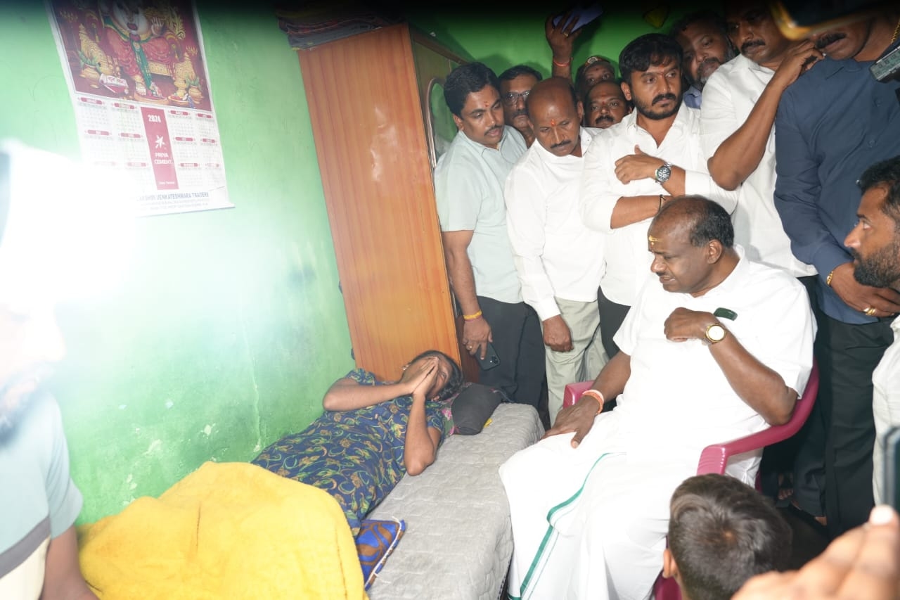 ಅನಾರೋಗ್ಯ ಪಿಡಿತ ಮಹಿಳೆಗೆ ಕೇಂದ್ರ ಸಚಿವ ಹೆಚ್.ಡಿ. ಕುಮಾರಸ್ವಾಮಿ ನೆರವು - News Karnataka