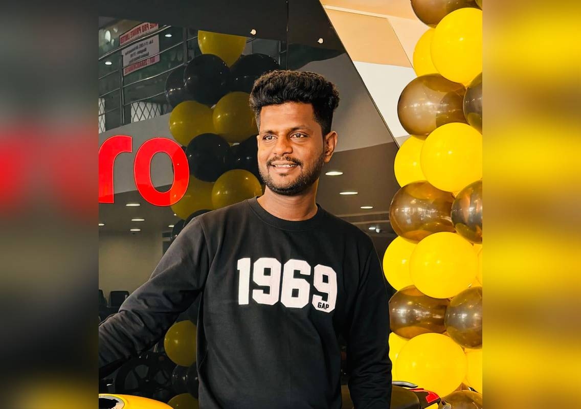 ಯುವ ನಿರೂಪಕನೋರ್ವ ವೇದಿಕೆಯಲ್ಲಿಯೇ ಕುಸಿದು ಬಿದ್ದು ಮೃತ್ಯು! - News Karnataka