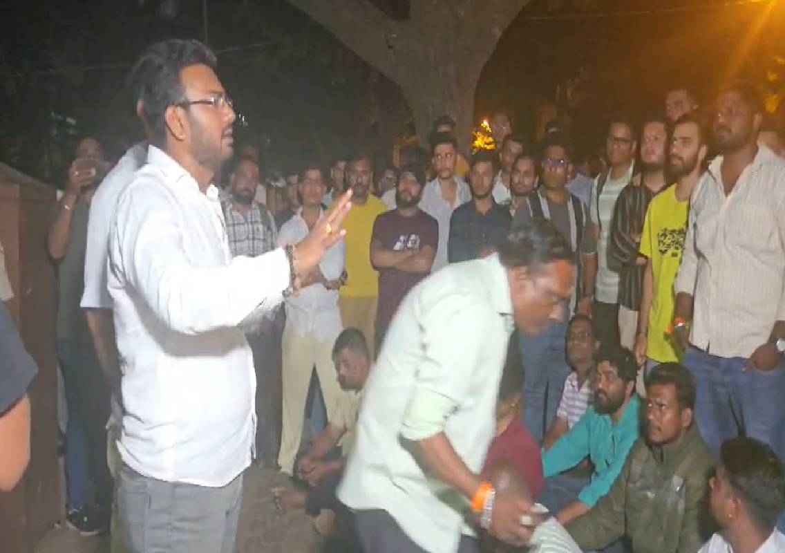 ಲವ್ ಜಿಹಾದ್ ಆರೋಪ; ಠಾಣೆ ಎದುರು ಜಮಾಯಿಸಿದ ಹಿಂದೂ ಪರ ಸಂಘಟನೆ ಕಾರ್ಯಕರ್ತರು - News Karnataka