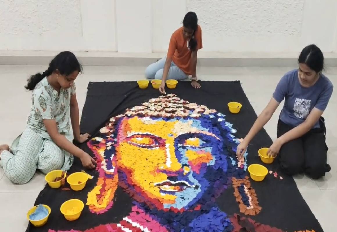 ವಿಶ್ವ ಕಲಾ ದಿನಾಚರಣೆಯ ಪ್ರಯುಕ್ತ ಬಟ್ಟೆಯ ಚೂರುಗಳಿಂದ ಅರಳಿದ ಬೃಹತ್ ಬುದ್ಧನ ಕಲಾಕೃತಿ - News Karnataka