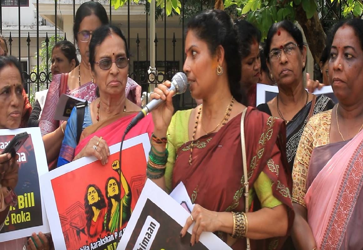 ನಾರಿ ಶಕ್ತಿ ಮಹಿಳಾ ಮೀಸಲಾತಿ ಮಸೂದೆಗೆ ಬೆಂಬಲ ಸೂಚಿಸಿ, ಮಹಿಳೆಯರಿಗೆ ಮತ್ತೆ ಮೀಸಲಾತಿ ಕಲ್ಪಿಸಬೇಕೆಂದು ಆಗ್ರಹಿಸಿ ಪ್ರತಿಭಟನೆ - News Karnataka