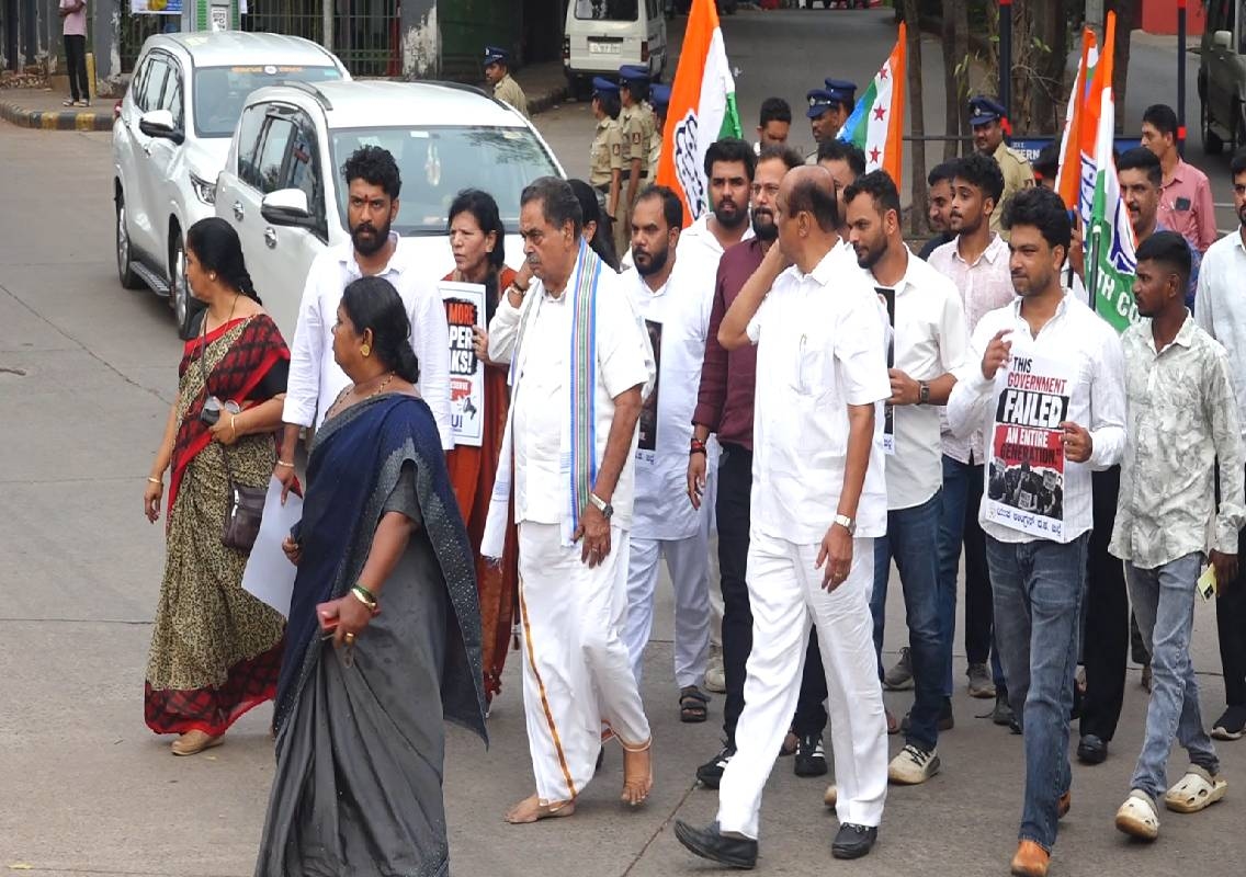 ಪ್ರಶ್ನೆ ಪತ್ರಿಕೆ ಸೋರಿಕೆ, ದರ ಏರಿಕೆ ಖಂಡಿಸಿ ಮಂಗಳೂರಿನಲ್ಲಿ ಕಾಂಗ್ರೆಸ್ ಪ್ರತಿಭಟನೆ! - News Karnataka