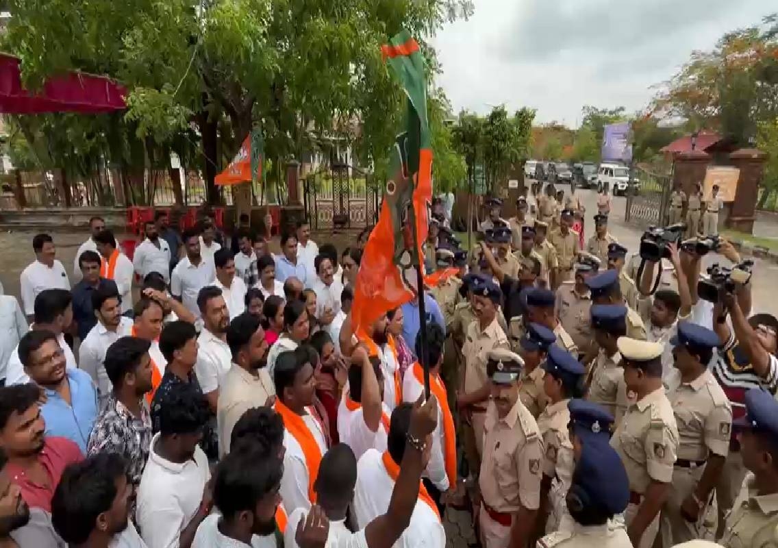 ಉಡುಪಿ: ಸಚಿವೆ ಲಕ್ಷ್ಮೀ ಹೆಬ್ಬಾಳ್ಕರ್ ಗೆ ಬಿಜೆಪಿ ಯುವ ಮೋರ್ಚಾದಿಂದ " ಗೋ ಬ್ಯಾಕ್ " ಘೋಷಣೆ - News Karnataka