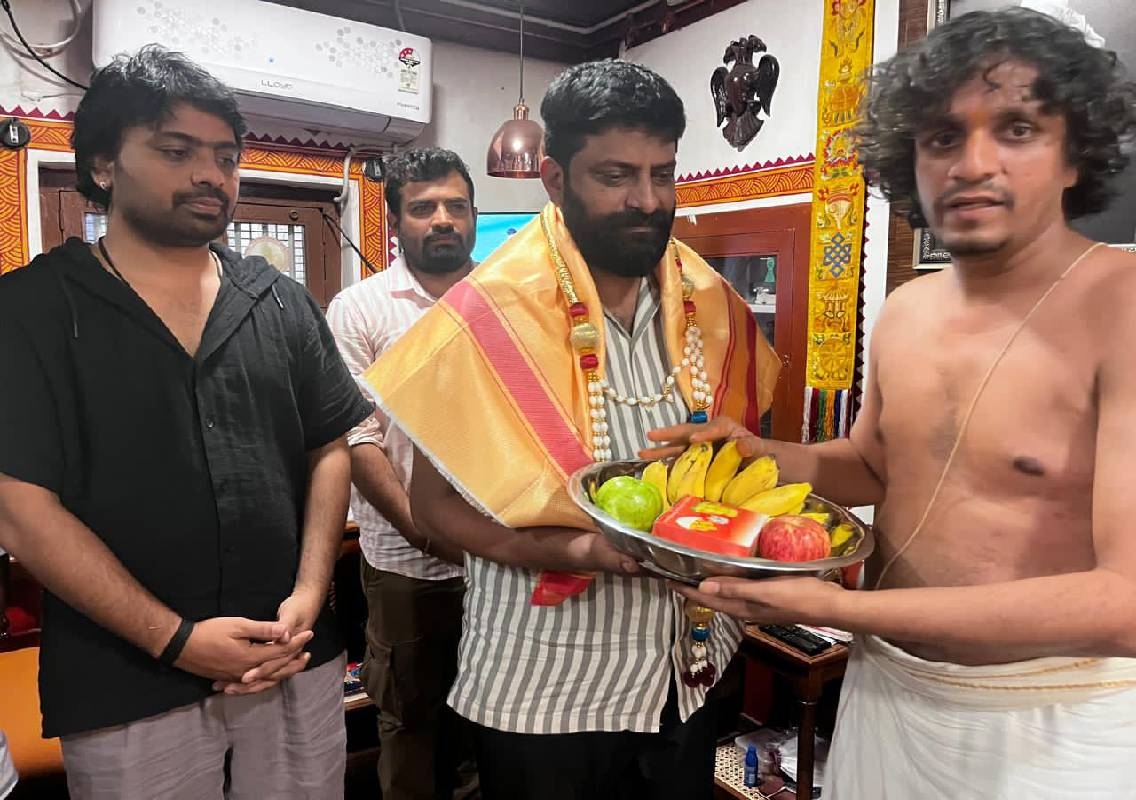 ‘ಲೋ ನವೀನ’ ಚಿತ್ರದ ಯಶಸ್ಸು: ಮೈಸೂರಿನ ಅವಧೂತ ಅರ್ಜುನ್ ಗುರೂಜಿ ಆಶೀರ್ವಾದ ಪಡೆದ ನಾಯಕ ನವೀನ್ ಸಜ್ಜು ಮತ್ತು ಚಿತ್ರತಂಡ! - News Karnataka
