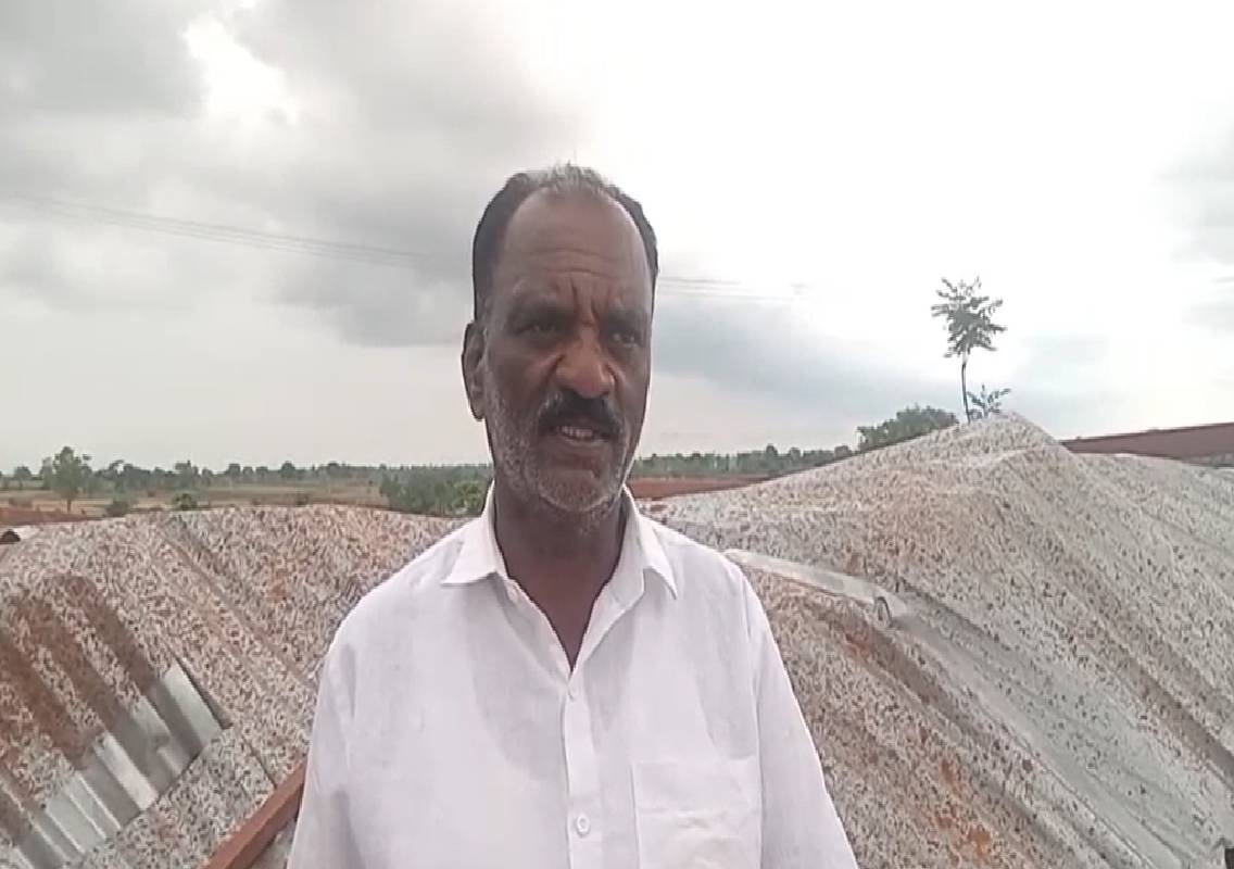 ಬಿರುಗಾಳಿ ಮಳೆಗೆ ಧರೆಗುರುಳಿದ ಇಟ್ಟಿಗೆ ಗೂಡು, ಹಾರಿದ ಮೇಲ್ಛಾವಣಿ; ಪರಿಹಾರಕ್ಕಾಗಿ ಆಗ್ರಹ! - News Karnataka
