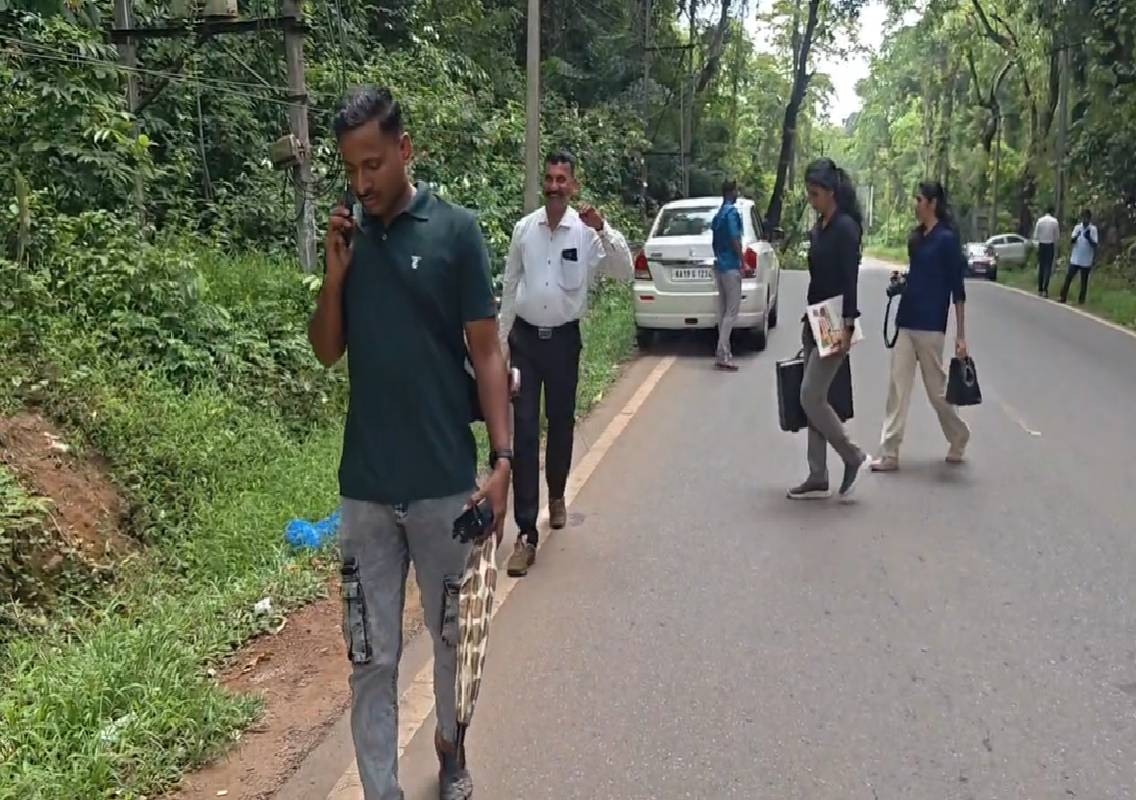 ಧರ್ಮಸ್ಥಳ ಗ್ರಾಮದಲ್ಲಿ ಬುರುಡೆ ರಹಸ್ಯ ಪ್ರಕರಣ ; ಬಂಗ್ಲಗುಡ್ಡೆ ಅರಣ್ಯ ಪ್ರದೇಶಕ್ಕೆ ಬಂದ ಬೆಂಗಳೂರಿನ ಎಫ್ ಎಸ್ ಎಲ್ ತಜ್ಞರು - News Karnataka