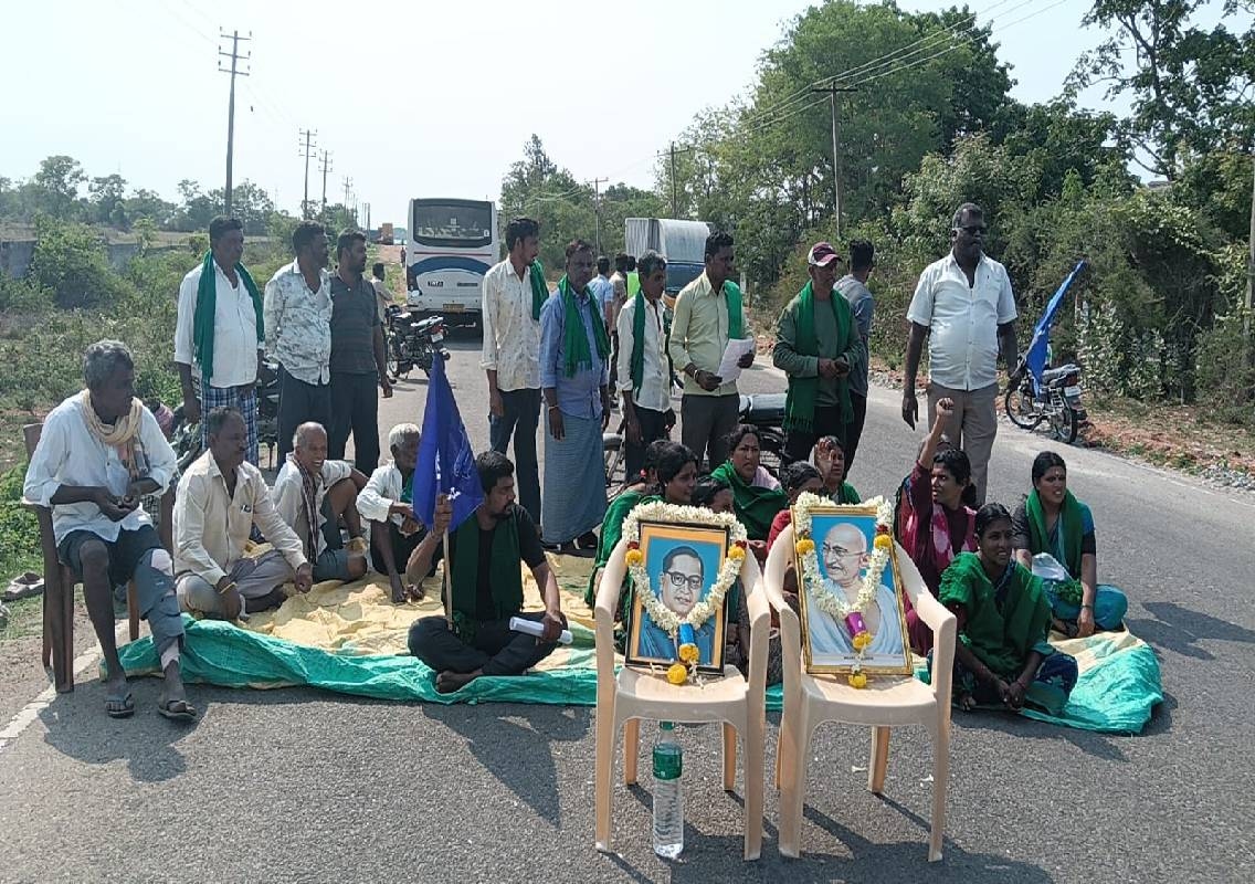 ಉದ್ಯೋಗಕ್ಕಾಗಿ ಜಮೀನು ಕಳೆದುಕೊಂಡ ರೈತರ ಪ್ರತಿಭಟನೆ! - News Karnataka