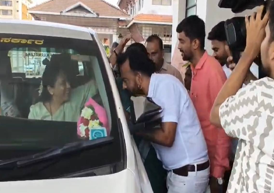 ರಾಜ್ಯ ಮಹಿಳಾ ಆಯೋಗದ ಅಧ್ಯಕ್ಷೆಗೆ ಸುತ್ತಿಕೊಂಡ ಮತ್ತೊಂದು ವಿವಾದ: ಮಾಜಿ ರೌಡಿಶೀಟರ್ಗೆ ಆಶೀರ್ವಾದಿಸಿದ ಡಾ. ನಾಗಲಕ್ಷ್ಮೀ ಚೌಧರಿ! - News Karnataka