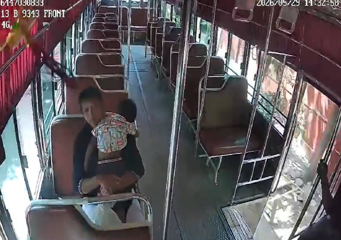 ಮಂಗಳೂರು : ಗಾಯಗೊಂಡ ತಾಯಿ, ಮಗುವನ್ನು ಆಸ್ಪತ್ರೆಗೆ ಸಾಗಿಸಿದ ಬಸ್ ಸಿಬ್ಬಂದಿ- ಸಾಮಾಜಿಕ ಜಾಲತಾಣದಲ್ಲಿ ಶ್ಲಾಘನೆ - News Karnataka
