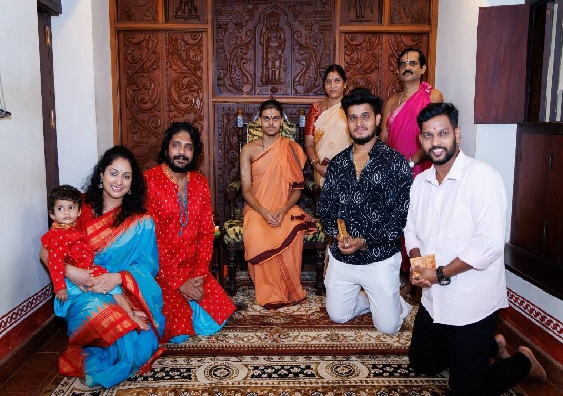 ಉಡುಪಿ ಶ್ರೀಕೃಷ್ಣ ಮಠಕ್ಕೆ ತಾರಾ ದಂಪತಿ ವಸಿಷ್ಠ ಸಿಂಹ–ಹರಿಪ್ರಿಯಾ ಭೇಟಿ, ದೇವರ ದರ್ಶನ - News Karnataka