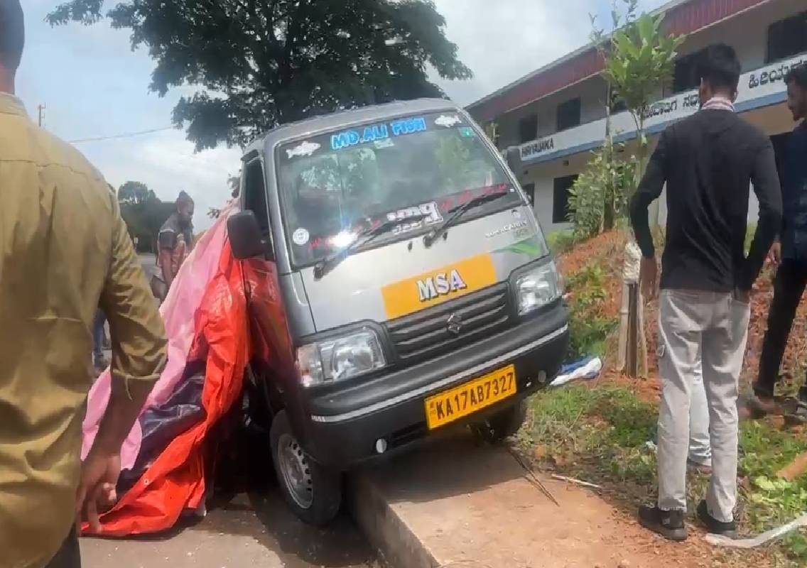 ಹಿರಿಯಡಕ: ಟಯರ್ ಸ್ಫೋಟಗೊಂಡು ಫುಟ್ ಬಾತ್ ಮೇಲೇರಿದ ಮೀನು ಸಾಗಾಟದ ವಾಹನ! - News Karnataka