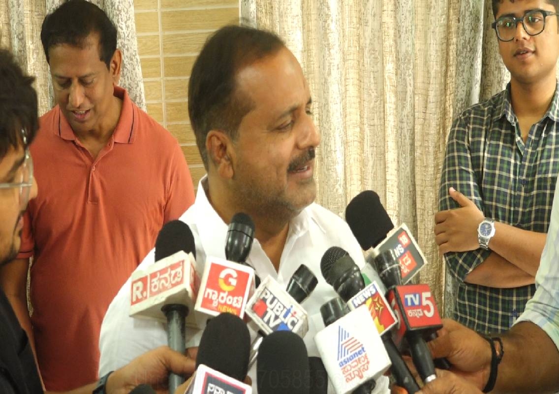 ನೂತನ ಸಂಪುಟ ಪುನರ್ ರಚನೆಗೆ ಭಾರಿ ಪೈಪೋಟಿ; ಯು ಟಿ ಖಾದರ್ ಗೆ ಡಿಸಿಎಂ ಸ್ಥಾನದ ಚರ್ಚೆ ; ಖಾದರ್ ಪ್ರತಿಕ್ರಿಯೆ - News Karnataka