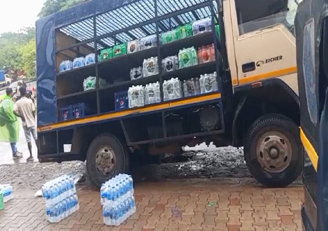 ಅಂಬಾಗಿಲು: ರಸ್ತೆ ಬದಿಯ ಮಣ್ಣು ಕುಸಿತ: ಮಣ್ಣಿನಲ್ಲಿ ಸಿಲುಕಿದ ತಂಪುಪಾನೀಯ ಸಾಗಾಟದ ವಾಹನ - News Karnataka
