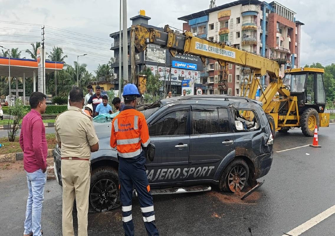 ಬ್ರಹ್ಮಾವರ: ಪಾಜೆರೋ ಕಾರು ಪಲ್ಟಿ; ಅದೃಷ್ಟವಶಾತ್ ಚಾಲಕ ಅಪಾಯದಿಂದ ಪಾರು! - News Karnataka
