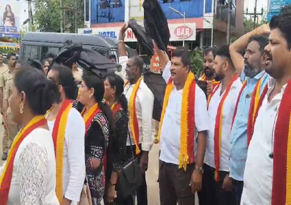ತಮಿಳುನಾಡು ಸಿಎಂ ವಿಜಯ್ಗೆ ಕಪ್ಪು ಬಾವುಟ ಪ್ರದರ್ಶಿಸಲು ಯತ್ನ: ಕರವೇ ಕಾರ್ಯಕರ್ತರ ವಶ - News Karnataka