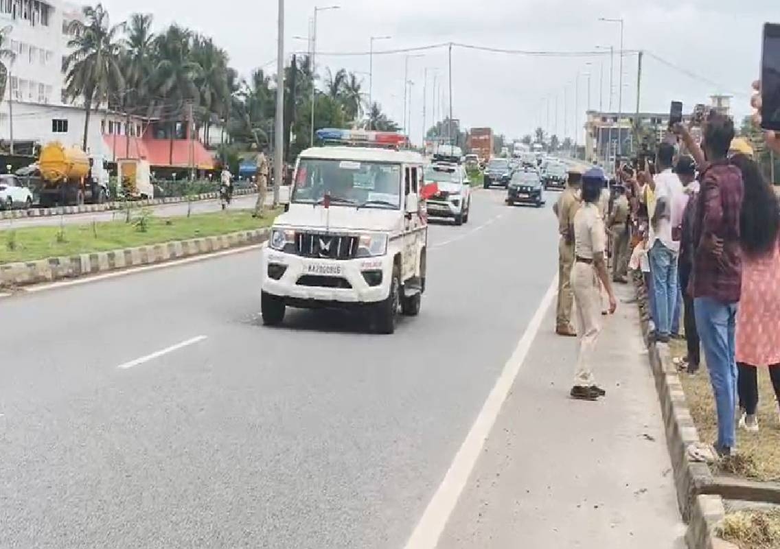 ಕೊಲ್ಲೂರಿಗೆ ಪ್ರಯಾಣ ಬೆಳೆಸಿದ ತಮಿಳುನಾಡು ಸಿಎಂ ವಿಜಯ್: ಜೈಕಾರ ಹಾಕಿ ಸ್ವಾಗತಿಸಿದ ಅಭಿಮಾನಿಗಳು! - News Karnataka