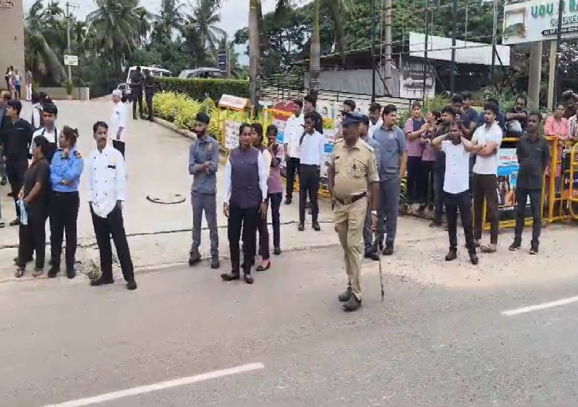 ಕೊಲ್ಲೂರಿಗೆ ನೇರವಾಗಿ ತೆರಳಿದ ತಮಿಳುನಾಡು ಸಿಎಂ ವಿಜಯ್; ಉಡುಪಿಯಲ್ಲಿ ಅಭಿಮಾನಿಗಳಿಗೆ ನಿರಾಸೆ - News Karnataka