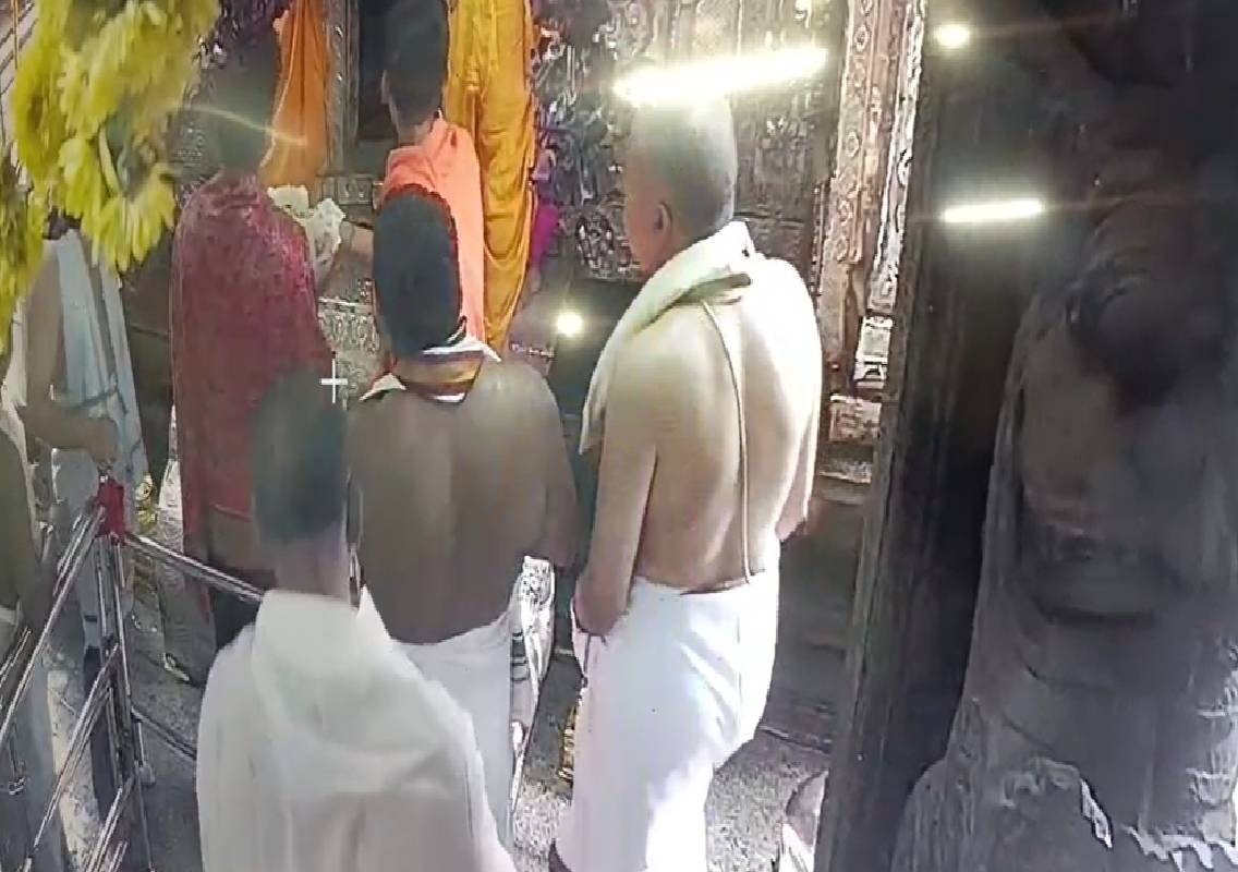 ಮುಕಾಂಬಿಕೆಯ ದರ್ಶನ ಮಾಡಿದ ಸಿಎಂ ವಿಜಯ್! - News Karnataka