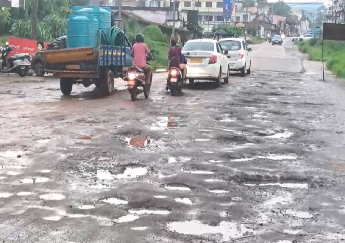 ಆಮೆಗತಿಯಲ್ಲಿ ಸಾಗುತ್ತಿರುವ ಕರಾವಳಿ ಜಂಕ್ಷನ್-ಮಲ್ಪೆ ರಸ್ತೆ ಕಾಮಗಾರಿ: ವಾಹನ ಸವಾರರ ಪರದಾಟ! - News Karnataka