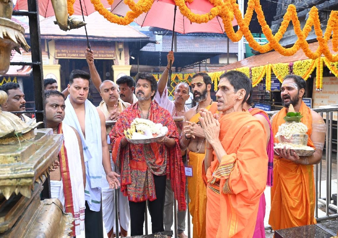 ಕೊಲ್ಲೂರು ಮೂಕಾಂಬಿಕಾ ದೇಗುಲಕ್ಕೆ ತಮಿಳುನಾಡು ಸಿಎಂ ವಿಜಯ್ ಭೇಟಿ, ವಿಶೇಷ ಪೂಜೆ ಸಲ್ಲಿಕೆ - News Karnataka