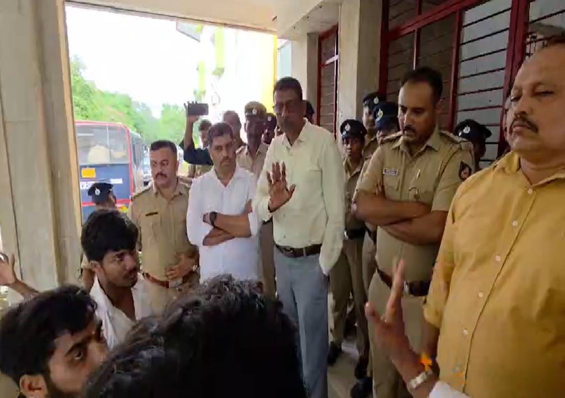 ಎಂಬಿಎ ಲ್ಯಾಬ್ ಶುಲ್ಕ ಅಕ್ರಮ; ಮಂಗಳೂರು ವಿವಿಯ ಆಡಳಿತ ಸೌಧ ಎದುರಲ್ಲಿ ಎಬಿವಿಪಿ ವಿದ್ಯಾರ್ಥಿಗಳ ಪ್ರತಿಭಟನೆ - News Karnataka