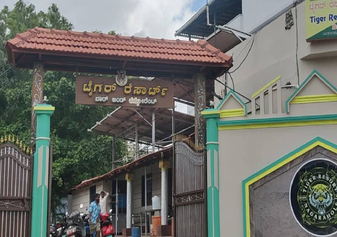 ರೆಸಾರ್ಟ್ಗೆ ನುಗ್ಗಿ ಪ್ರೇಮಿಗಳನ್ನ ಬೆದರಿಸಿ ಬೈಕ್ ಕಿತ್ತುಕೊಂಡು ಬಂದ ನಾಲ್ವರ ಬಂಧನ! - News Karnataka