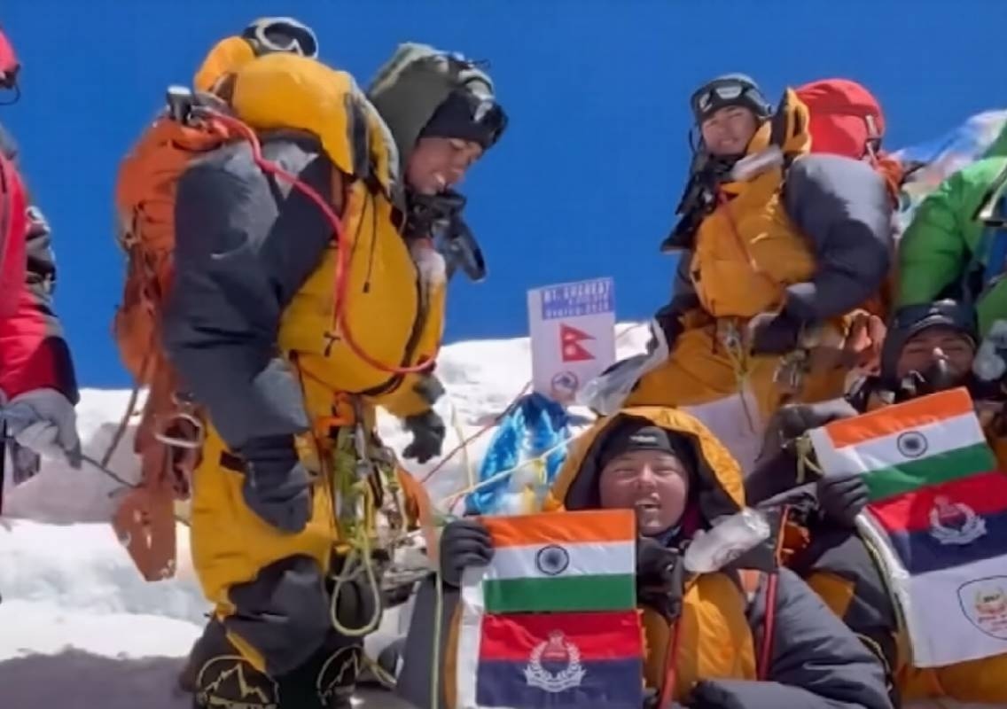 29,000 ಅಡಿ ಎತ್ತರದಲ್ಲಿ ಇತಿಹಾಸ ಸೃಷ್ಟಿ; ಭಾರತ್ ಮಾತಾ ಕಿ ಜೈ' ಎಂದು ಘೋಷಣೆ ಕೂಗುತ್ತಾ ಗಮನಾರ್ಹ ಧೈರ್ಯ ಪ್ರದರ್ಶನ! - News Karnataka