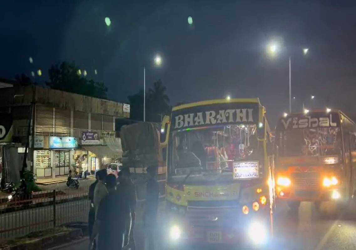 ಪಡುಬಿದ್ರಿಯಲ್ಲಿ ಬಸ್ ಚಾಲಕ ನಿರ್ವಾಹಕರ ಗೂಂಡಾಗಿರಿ; ಹೆದ್ದಾರಿಗೆ ಅಡ್ಡವಾಗಿ ಬಸ್ ನಿಲ್ಲಿಸಿ ದರ್ಪ! - News Karnataka