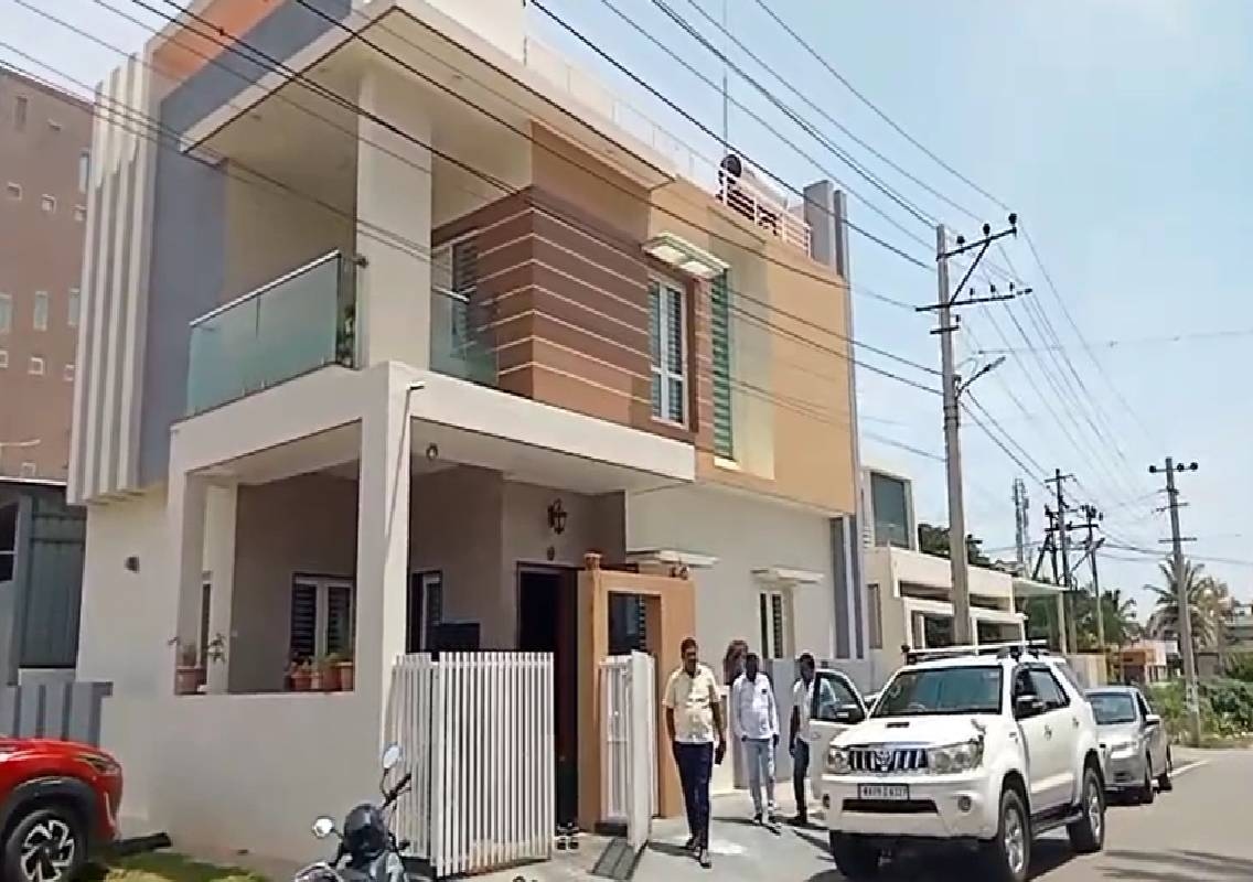 ಮನೆಗೆ ನುಗ್ಗಿ ಲಕ್ಷಾಂತರ ರೂ. ಚಿನ್ನಾಭರಣ ಮತ್ತು ನಗದು ಹಣ ಕಳ್ಳತನ! - News Karnataka
