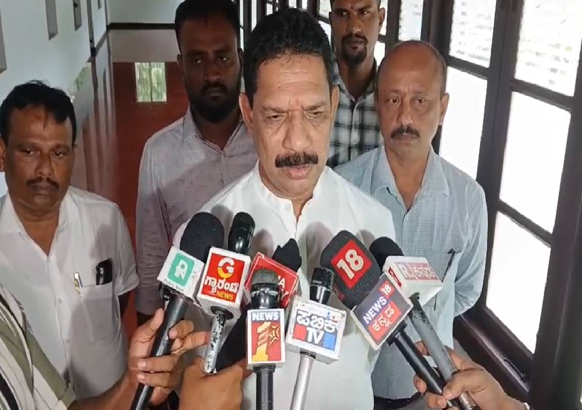 ಪ್ರಿಯಾಂಕ್ ಖರ್ಗೆಗೆ ಶಕ್ತಿಯಿದ್ದರೆ ವಿಧಾನಸಭೆಯಲ್ಲಿ ಆರ್ಎಸ್ಎಸ್ ಪ್ರಾರ್ಥನೆ ಹಾಡಿರುವ ಈಗಿನ ಸಿಎಂ ಬಗ್ಗೆ ಪ್ರಶ್ನೆ ಮಾಡಲಿ- ನಳಿನ್ ಸವಾಲು - News Karnataka