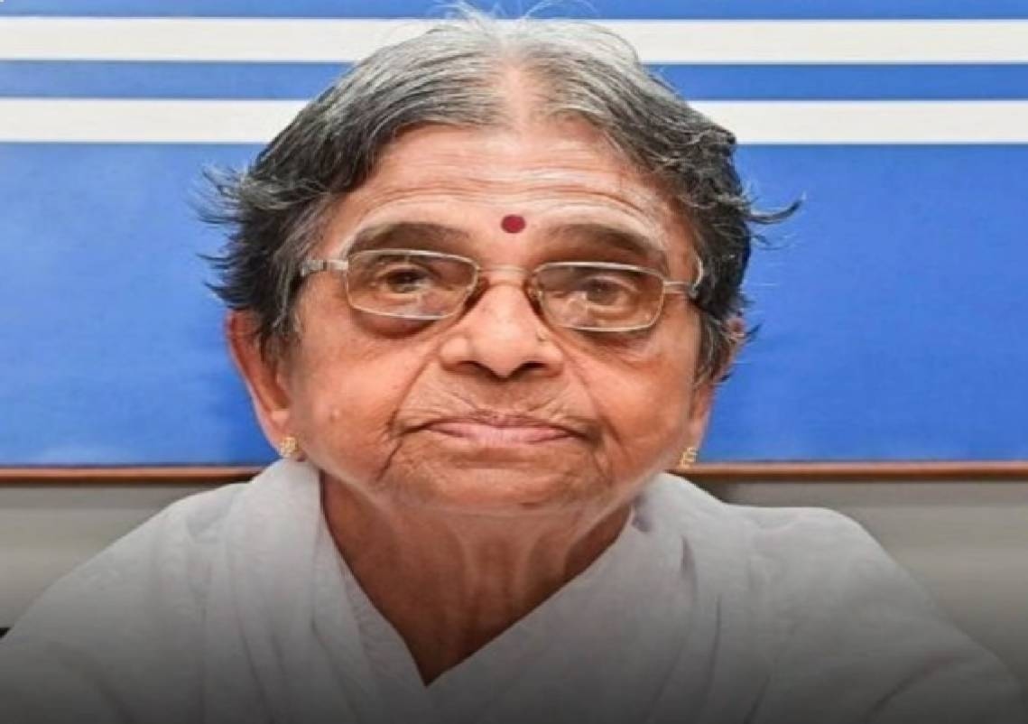 ದಾವಣಗೆರೆಯಲ್ಲಿ ಸೈನಿಕರ ಕಲ್ಯಾಣಕ್ಕಾಗಿ, 10 ಲಕ್ಷ ರೂ. ದೇಣಿಗೆ ನೀಡಿದ ನಿವೃತ್ತ ಶಿಕ್ಷಕಿ - News Karnataka