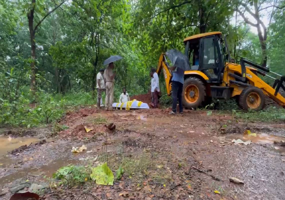 ವಾರಸುದಾರರಿಲ್ಲದ ಅಪರಿಚಿತ ಶವಕ್ಕೆ ಗೌರವಯುತ ಅಂತ್ಯಸಂಸ್ಕಾರ - News Karnataka
