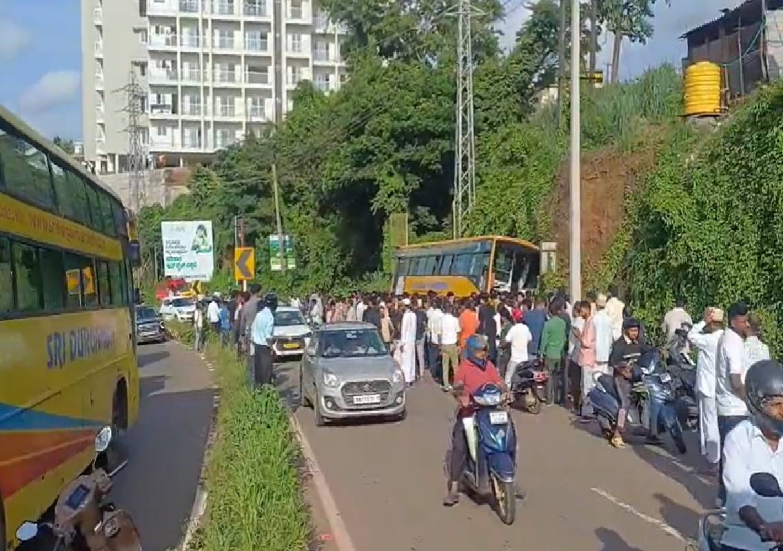 ನಾಟೆಕಲ್ ತಿರುವಿನಲ್ಲಿ ಪಿ.ಎ. ಕಾಲೇಜು ಬಸ್ ಅಪಘಾತ: ಬೈಕ್ ಸವಾರ ಗಂಭೀರ ಗಾಯ - News Karnataka