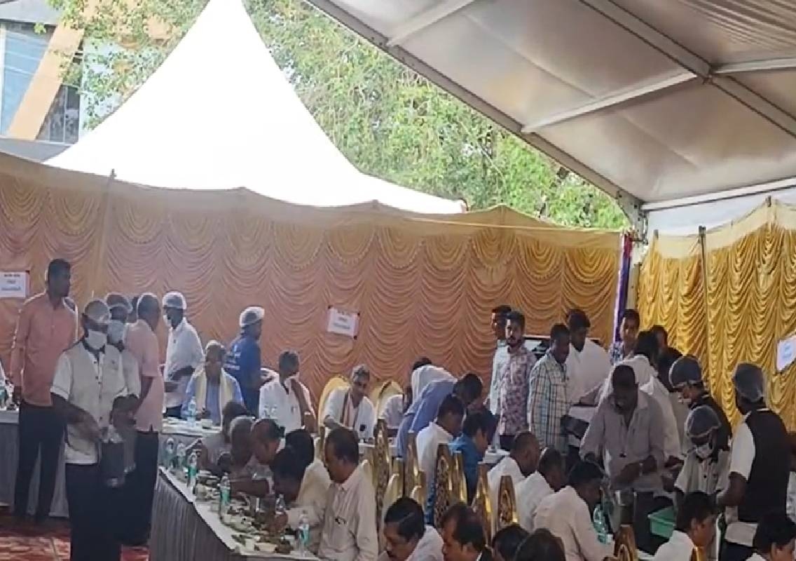 ಸಚಿವರು, ಶಾಸಕರ ಜೊತೆ ಮಾಜಿ ಸಿಎಂ ಸಿದ್ದರಾಮಯ್ಯ ಭರ್ಜರಿ ಬಾಡೂಟ - News Karnataka