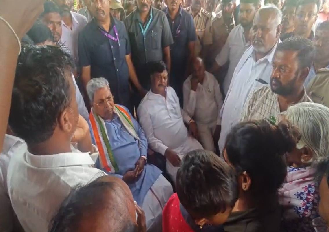 ಮೈಸೂರು: ಒಂದೇ ಕುಟುಂಬದ ಮೂವರ ಆತ್ಮಹತ್ಯೆ ಪ್ರಕರಣ; ಮೃತ ಕುಟುಂಬಸ್ಥರಿಗೆ ಸಿದ್ದರಾಮಯ್ಯ ಸಾಂತ್ವನ - News Karnataka