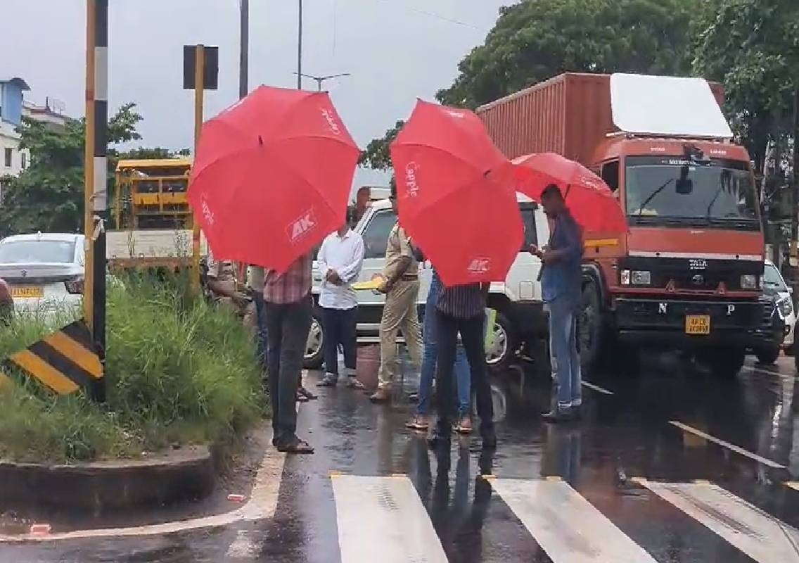 ಬೆಳ್ಳಂ ಬೆಳಗ್ಗೆ ರಾಬರಿ ; ಘಟನಾ ಸ್ಥಳದಲ್ಲಿ ಪಣಂಬೂರು ಪೊಲೀಸರಿಂದ ಸ್ಥಳ ಮಹಜರು - News Karnataka