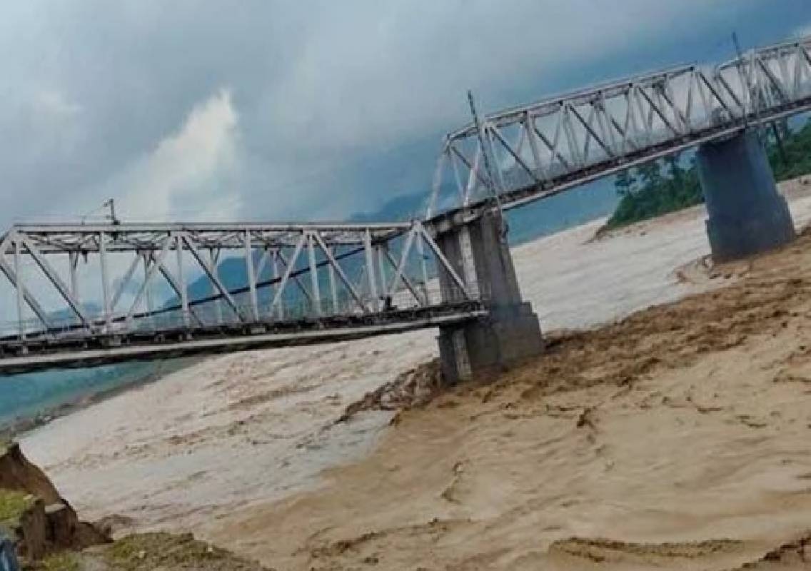 ಅಸ್ಸಾಂನಲ್ಲಿ ಭೀಕರ ಪ್ರವಾಹ ; ರೈಲು ಸಂಚಾರ ಸ್ಥಗಿತ! - News Karnataka