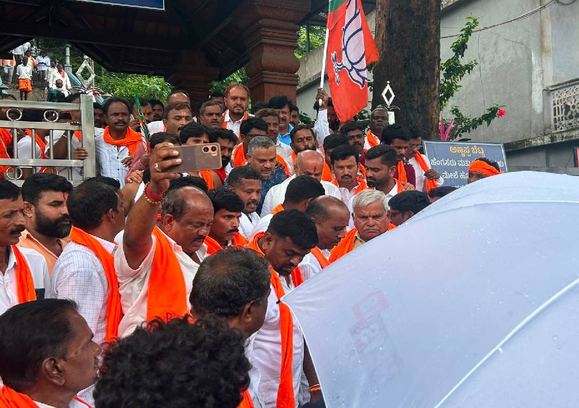 ಅಡ್ಡ ಮತದಾನ ಆರೋಪದ ಬೆನ್ನಲ್ಲೇ ಧರ್ಮಸ್ಥಳಕ್ಕೆ ಭೇಟಿ ನೀಡಿದ ಬೇಲೂರು ಶಾಸಕ ಎಚ್.ಕೆ ಸುರೇಶ್ - News Karnataka