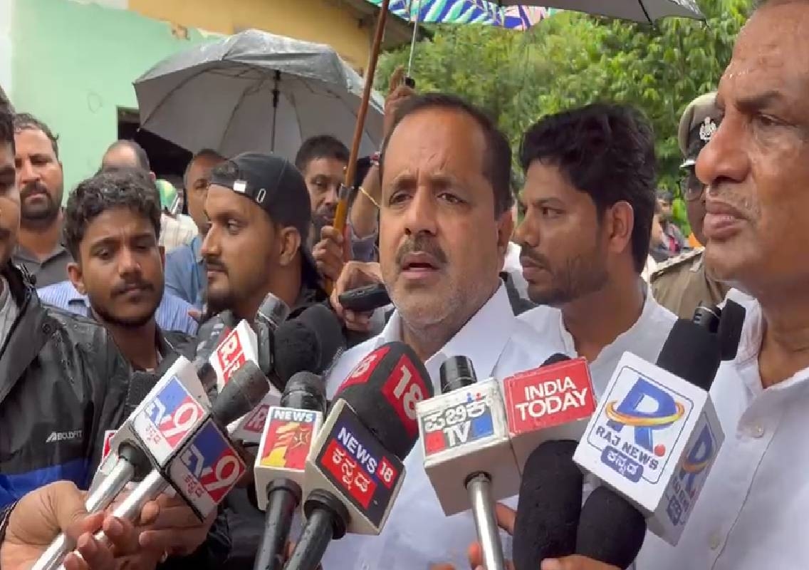 ಮಂಗಳೂರು ಗುಡ್ಡ ಕುಸಿದು ಮೂವರ ಸಾವು ಪ್ರಕರಣ; ಘಟನಾ ಸ್ಥಳಕ್ಕೆ ಸಚಿವ ಯು ಟಿ ಖಾದರ್ ಭೇಟಿ! - News Karnataka