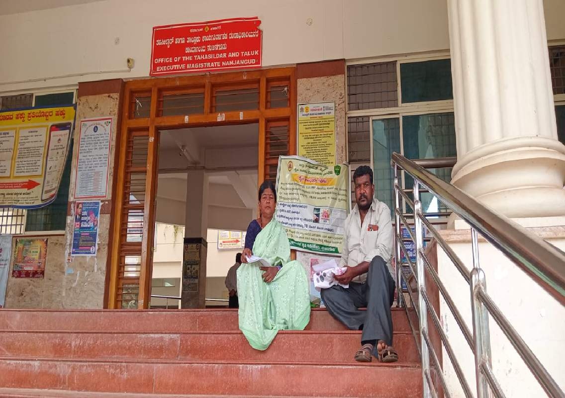 ಖಾಸಗಿ ಫೈನಾನ್ಸ್ ಕಿರುಕುಳ, ಬೀದಿಗೆ ಬಿದ್ದ ಕುಟುಂಬ; ನ್ಯಾಯಕ್ಕಾಗಿ ತಹಶೀಲ್ದಾರ್ ಗೆ ಮೊರೆ! - News Karnataka